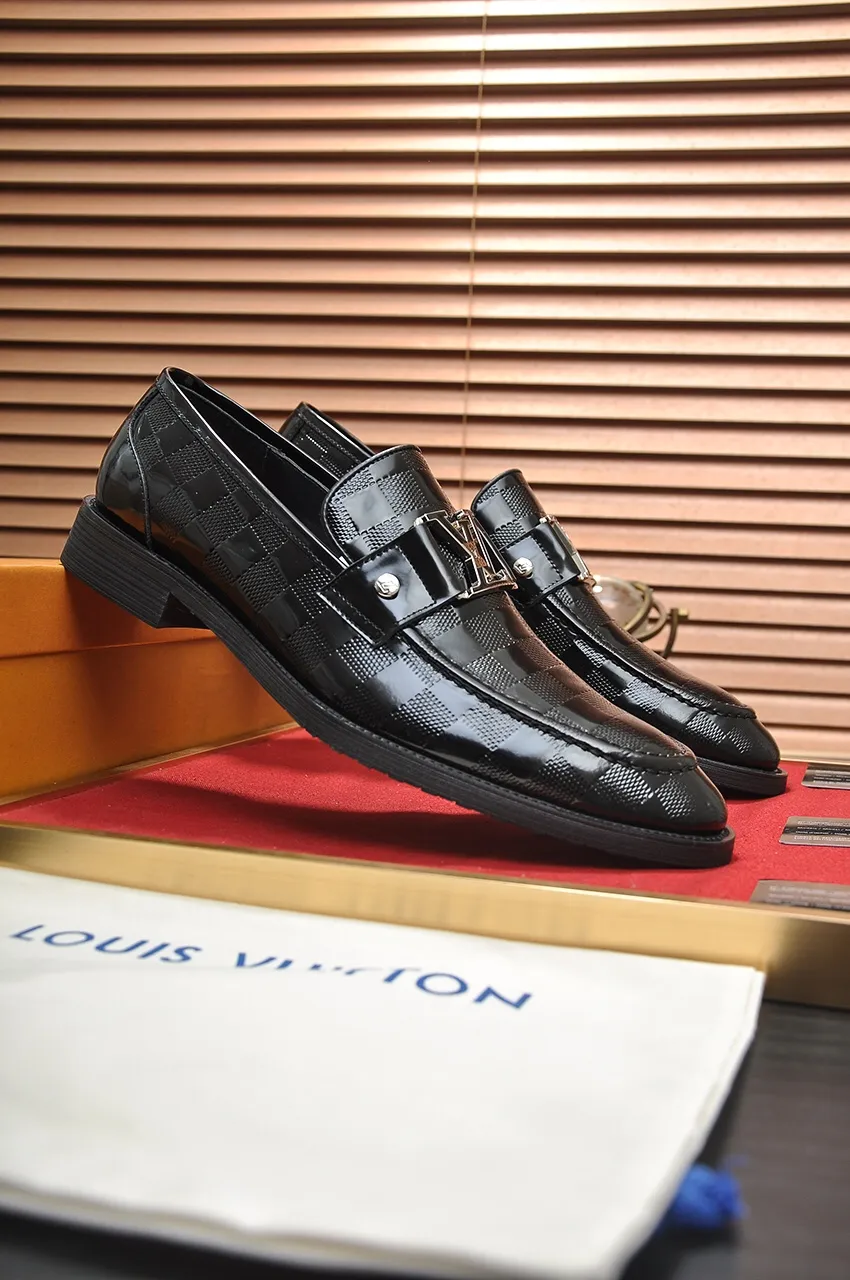 Men's men's shoes 💰520💶 [LV] (original single cowhide lining) 🍀LV's latest genuine leather business suit shoes are launched simultaneously on the official website. The first-layer cowhide imported from Italy is made of heavy gold, 💥official website 1:1 rubber outsole. Versatile to wear, high-end without losing class, and the color combination is extraordinary. This four-season style is alluring when worn on your feet, showing off your big-name flair. Standard code 38-45 (45 customized)
